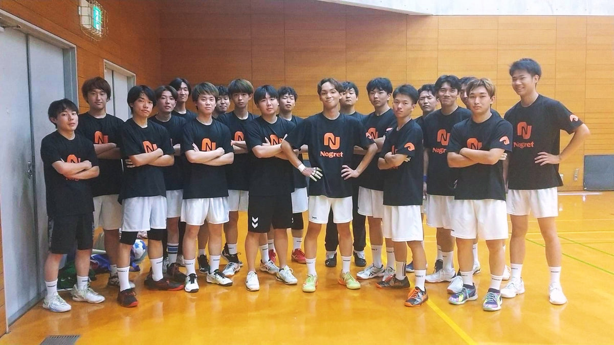 オリジナルTシャツを着用した男子ハンドボール部の集合写真