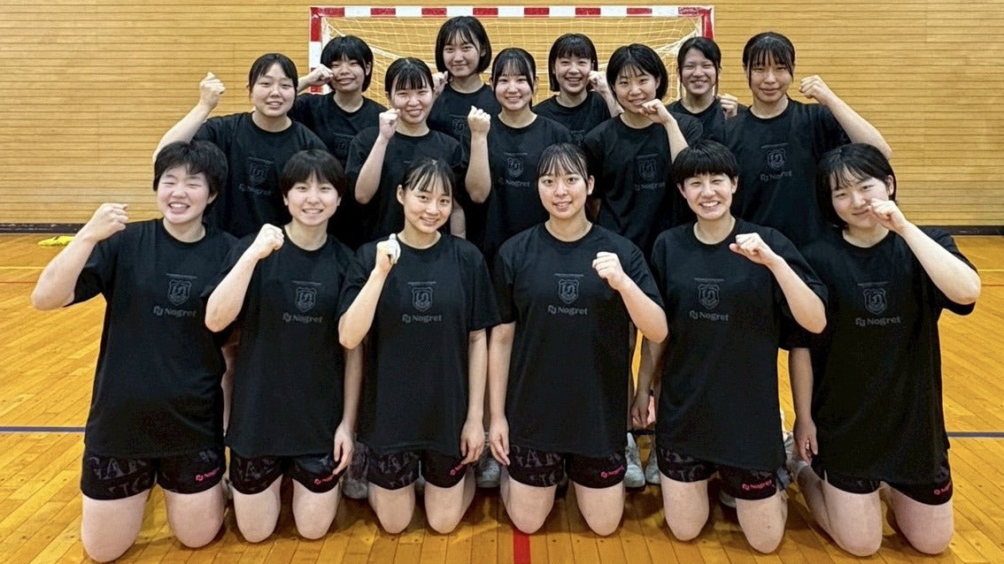 オリジナルTシャツとゲームパンツを着用した女子ハンドボール部の集合写真