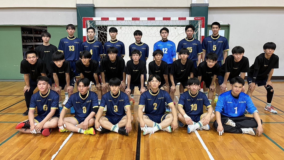 オリジナルユニフォームを着用した男子ハンドボール部の集合写真